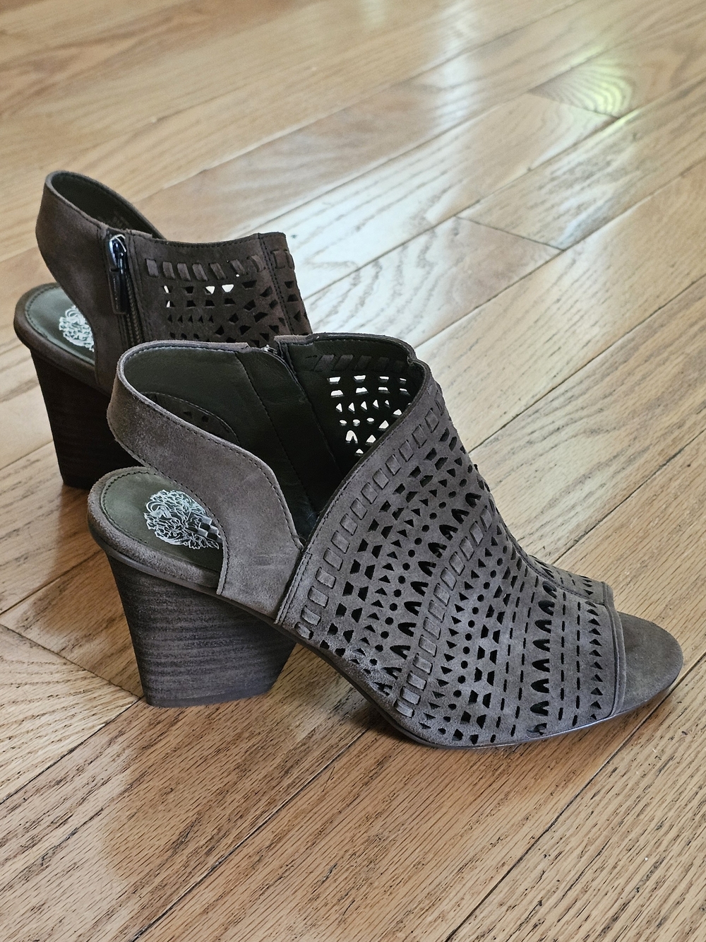 Vince Camuto Women’s Gray Laser-Cut Peep-Toe Slingback Heels - Picture 2 of 3